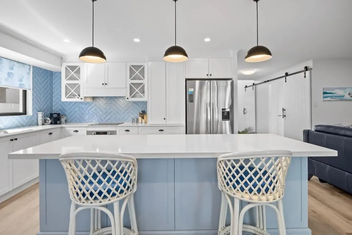 Waves Retreat - Coastal Style Home Near Warana Beach Parrearra